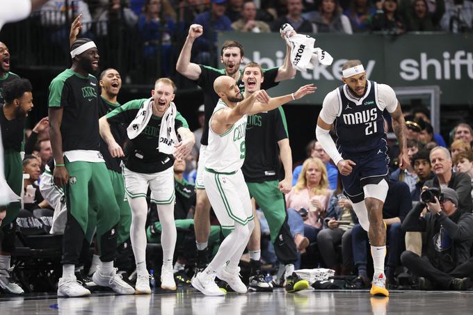 Boston je na gostovanju v Dallasu zadel kar 20 trojk. V tretji četrtini je "eksplodiral" v napadu Derrick White. Vsi člani začetne peterke Bostona so dosegli najmanj 17 točk. | Foto: Reuters