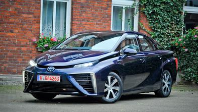 Toyota mirai – za futuristični izlet v prihodnost je dovolj 5 kilogramov vodika