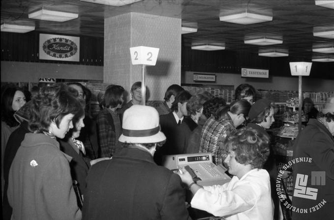 Odprtje samopostrežne Name decembra 1970.  | Foto: Svetozar Guček, hrani: MNZS