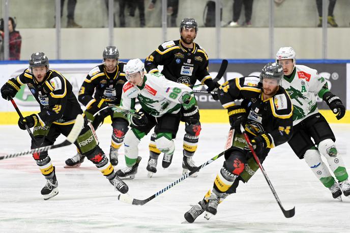 Pustertal : HK Olimpija | Hokejisti Olimpije so sezono lige Ice končali s porazom v Brunicu. | Foto Foppa Iwan - HC Pustertal