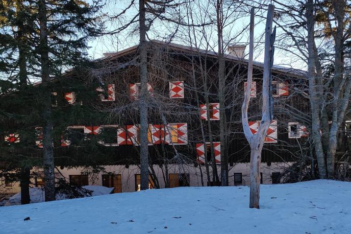 Hotel Šimnovec | Po dolgih letih čakanja se je za vstopni objekt na Veliko planino, hotel Šimnovec, zgrajen po zamislih Plečnikovega učenca, arhitekta Vlasta Kopača, začelo novo obdobje.  | Foto Hotel Šimnovec