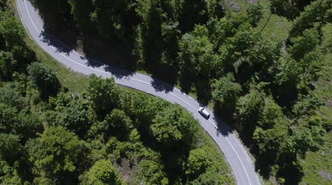 Vijugasta cesta z Logatca čez Kalce je nekaj najlepšega za vsakega avtomobilista, ki rad uživa v poeziji vožnje. | Foto: Jan Lukanović