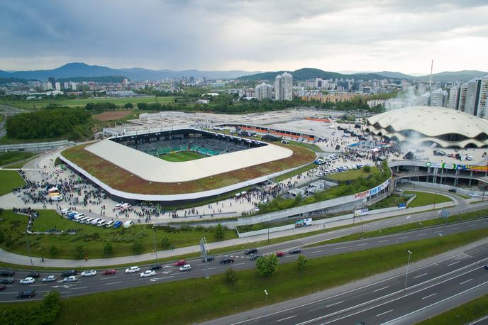 stadion Stožice | Obtožnica v zadevi Stožice devetim fizičnim osebam očita več kaznivih dejanj, med drugim zlorabo uradnega položaja ali uradnih pravic, goljufijo na škodo EU, preslepitev pri pridobitvi posojila ali ugodnosti in ponareditev ali uničenje poslovnih listin. | Foto STA