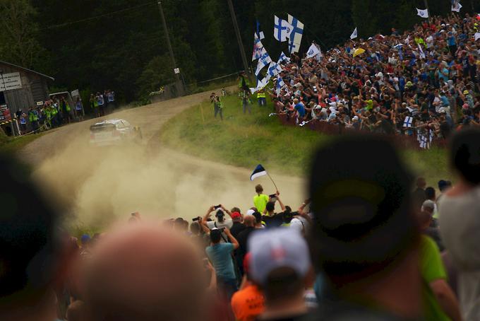 Za Fince je svetovno prvenstvo v reliju pravi nacionalni praznik. Reli privabi zelo pisano množico gledalcev, med katerimi bodo tudi letos slovenske zastave. | Foto: AKK Sports