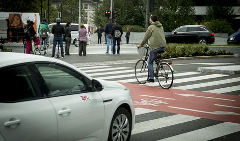 Spremembe na cestah: zavijanje desno ob rdeči luči, višja kazen za telefoniranje