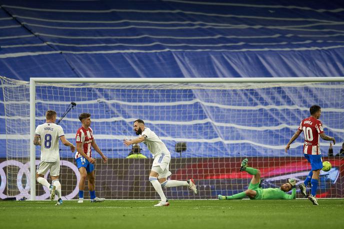 Real Madrid : Atletico Madrid | Karim Benzema je 16. minuti premagal Jana Oblaka. | Foto Guliverimage