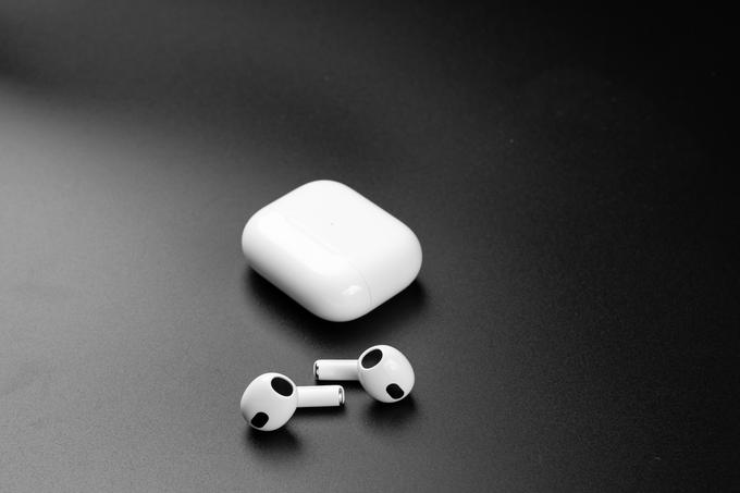 Trg slušalk z aktivnim odpravljanjem šumov bo do konca desetletja vsako leto zrasel za od 13 do 14 odstotkov, napovedujejo analitiki. Na fotografiji Applove slušalke AirPods 3.  | Foto: Shutterstock