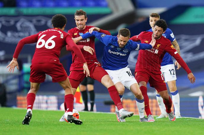 Everton - Liverpool | Liverpool je pri mestnem tekmecu Evertonu prišel do točke in s tem še za korak bližje naslovu prvaka, ki ga rdeči čakajo že 30 let. | Foto Reuters