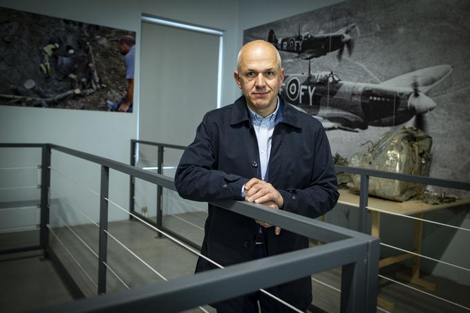 Direktor Parka vojaške zgodovine Janko Boštjančič na razstavnem prostoru Parka vojaške zgodovine, posvečenem letalu Spitfire, sestreljenem leta 1944 nad Ljubljano | Foto: Ana Kovač