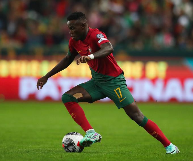 Bruma oziroma daljše Armindo Tué Na Bangna je 29-letni krilni napadalec. Rodil se je v afriški državi Gvineja Bissau, a se že kot otrok preselil na Portugalsko. Prve korake je kot najstnik storil v akademiji Sportinga. Ravno v klubu, kjer je pred njim kot meteor zablestel Cristiano Ronaldo. Bruma je večino profesionalne kariere preživel v tujini. Igral je v Turčiji (Galatasaray, Gaziantepspor in Fenerbahče), Španiji (Real Sociedad), Nemčiji (RB Leipzig), na Nizozemskem (PSV Eindhoven) in v Grčiji (Olympiakos), nato pa se je lani vrnil v domovino, kjer nastopa za Brago. Za reprezentanco je odigral 12 tekem in dosegel dva zadetka. | Foto: Guliverimage