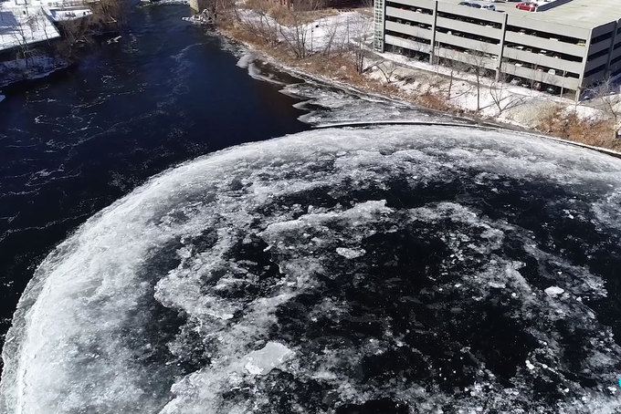 Na tej fotografiji je dobro razvidna prava velikost ledenega diska - poglejte, kako majhni so v primerjavi z njim avtomobili v parkirni hiši na rečnem bregu. | Foto: Mestna občina Westbrook, Maine