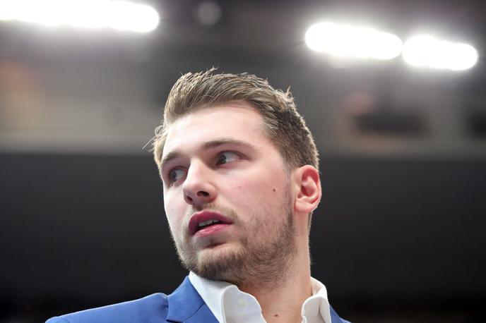 Luka Dončić | Luka Dončić je tretjo tekmo Dallas Mavericks spremljal v civilni opravi. | Foto Guliver/Getty Images