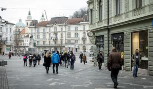 Opolnoči prepoved zbiranja: na javno površino sami in le po nujnih opravkih #video