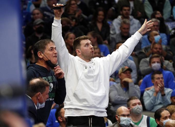 Tudi Luka Dončić, ki je trenutno poškodovan, se je veselil zmage Dallasa. | Foto: Guliverimage/Vladimir Fedorenko