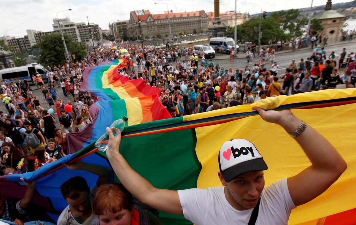 Praga - parada Pride | Sodeč po raziskavi, ki jo je lani med 834 udeleženci opravil praški inštitut za javnomnenjske raziskave CVVM, je 58 odstotkov vprašanih podprlo uzakonitev zakonske zveze za vse, 38 odstotkov jih je bilo proti, preostali pa so bili neopredeljeni, poroča nemška tiskovna agencija dpa. | Foto Reuters