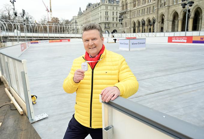 Dunajski župan Michael Ludwig z varnostnim obeskom za drsalce | Foto: C. Jobst/PID