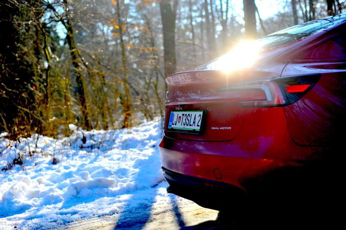 Prenovljeni tesla model 3 je na voljo z dvema kapacitetama baterije, enako tudi večji model Y. Osnovna različica ima en motor in pogon le na zadnji kolesi.
 | Foto: Gregor Pavšič