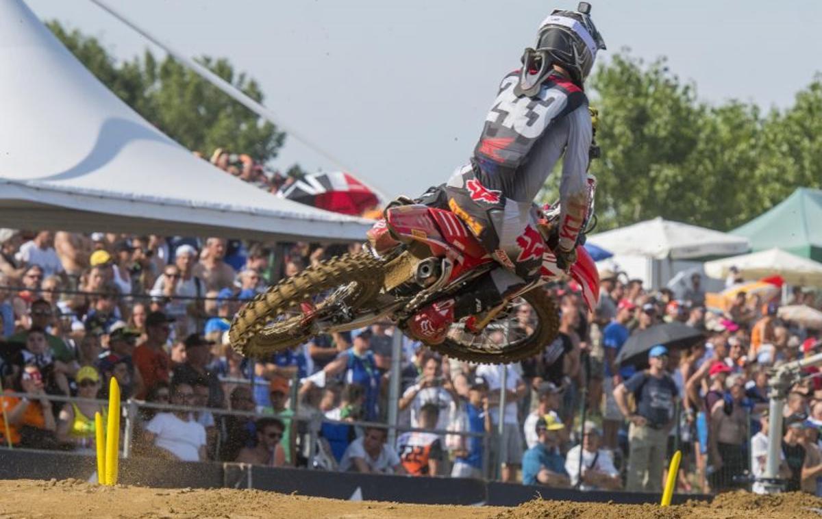 Tim Gajser | Tim Gajser v Veliki Britaniji napenja mišice. | Foto HRC