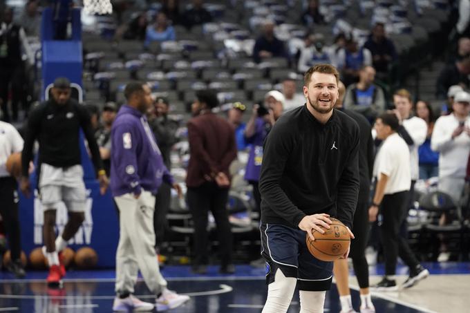 Luka Dončić nasmejan na ogrevanju pred soočenjem z LeBronom Jamesom. | Foto: AP / Guliverimage