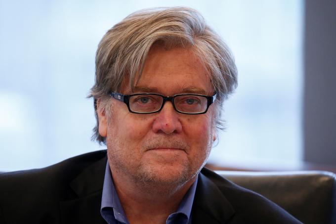 Bannon je bil že takoj od začetka ena od glavnih tarč medijev in demokratov (poleg njega so bili najbolj na udaru Mike Flynn, Sebastian Gorka in Stephen Miller), ki so ga vztrajno želeli vreči iz Bele hiše. Bannona so poskušali najprej očrniti kot antisemita, a ti očitki niso dosegli želenega učinka, saj je Breitbart, katerega prvi mož je bil in ostaja Bannon, medij, v katerem je zaposlenih veliko Judov in je proizraelsko usmerjen. | Foto: Reuters