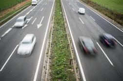 Avtobus s 40 otroki po dolenjski avtocesti v nasprotno smer