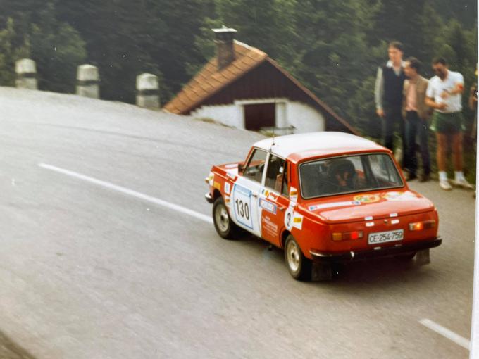 Leta 1989 s štartno številko 130 na reliju Saturnus, in sicer na cesti s Črnega vrha nad Idrijo proti Colu. V svojem razredu sta se uvrščala v sredino nastopajočih. | Foto: osebni arhiv/Lana Kokl