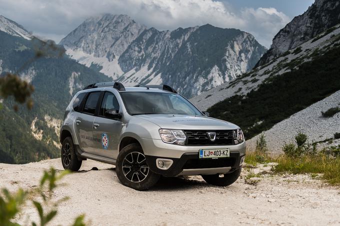 Dacia duster zagotavlja priklopljiv štirikolesni motor in zmogljiv motor, zaradi kratkih previsov in medosne razdalje pa je na neutrjenem terenu zelo konkurenčen. | Foto: Klemen Korenjak