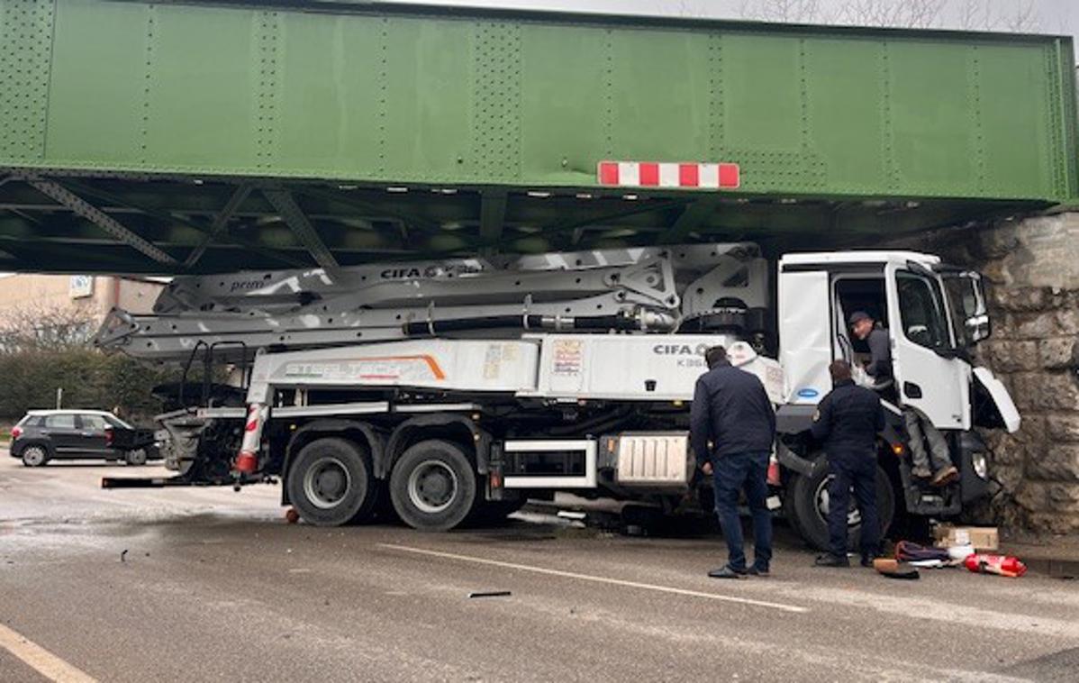 Solkan | Škoda po četrtkovi nesreči je ocenjena na približno 300 tisoč evrov. | Foto STA