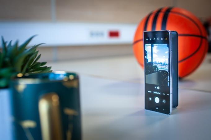 V primerjavi z lanskim Galaxy Z Fold4 je letošnji Samsung Galaxy Z Fold5 tanjši za 0,2 milimetra, ko je odprt, in za kar 2,4 milimetra, ko je sklopljen. | Foto: Gaja Hanuna