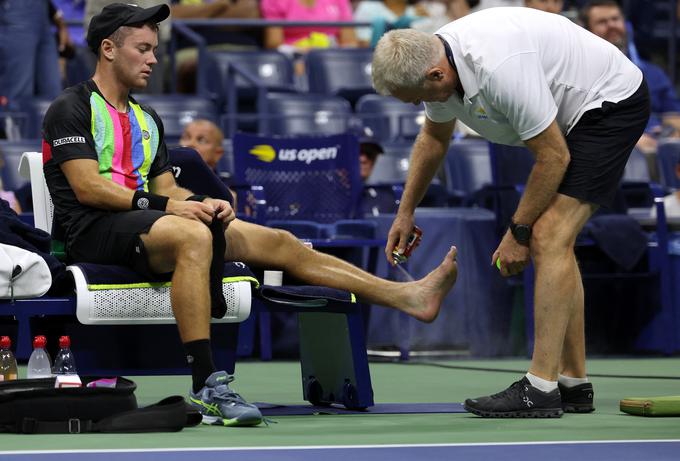 Nemec Dominik Köpfer je zaradi bolečin v levem gležnju predal dvoboj. | Foto: Reuters