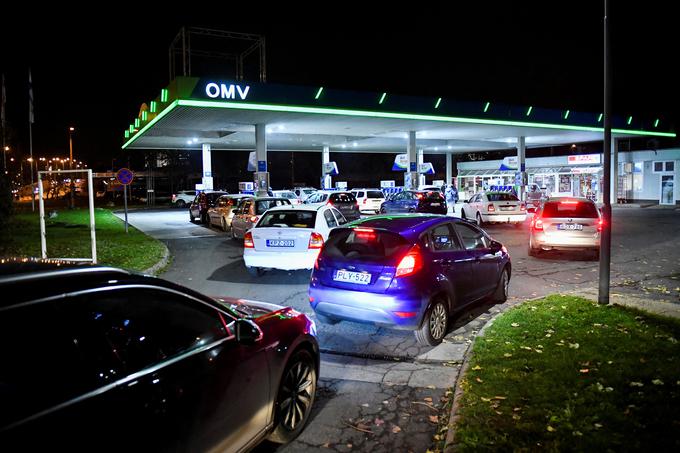 Potrošniki si želijo ustvariti zaloge in prišlo je do paničnega nakupovanja. | Foto: Reuters