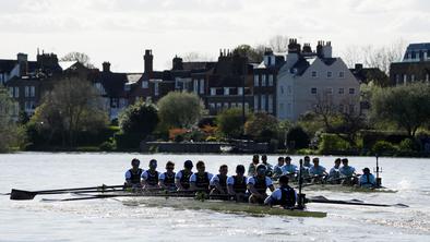 Cambridge na onesnaženi Temzi dobil 169. dvoboj univerz