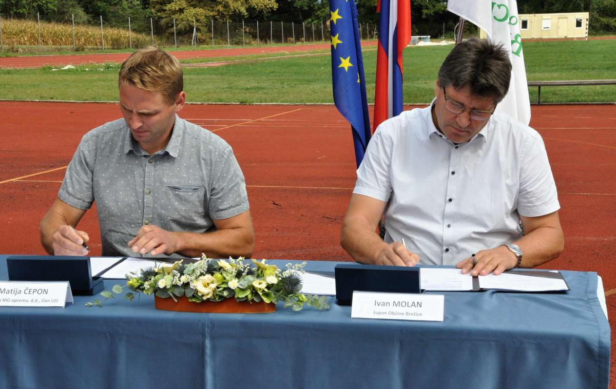 atletski stadion Brežice | Brežiški župan Ivan Molan in član upravnega odbora družbe Lesnina MG oprema Matija Čepon sta v Brežicah danes podpisala pogodbo za prvi del prenove tamkajšnjega atletskega stadiona.  | Foto Rasto Božič/STA