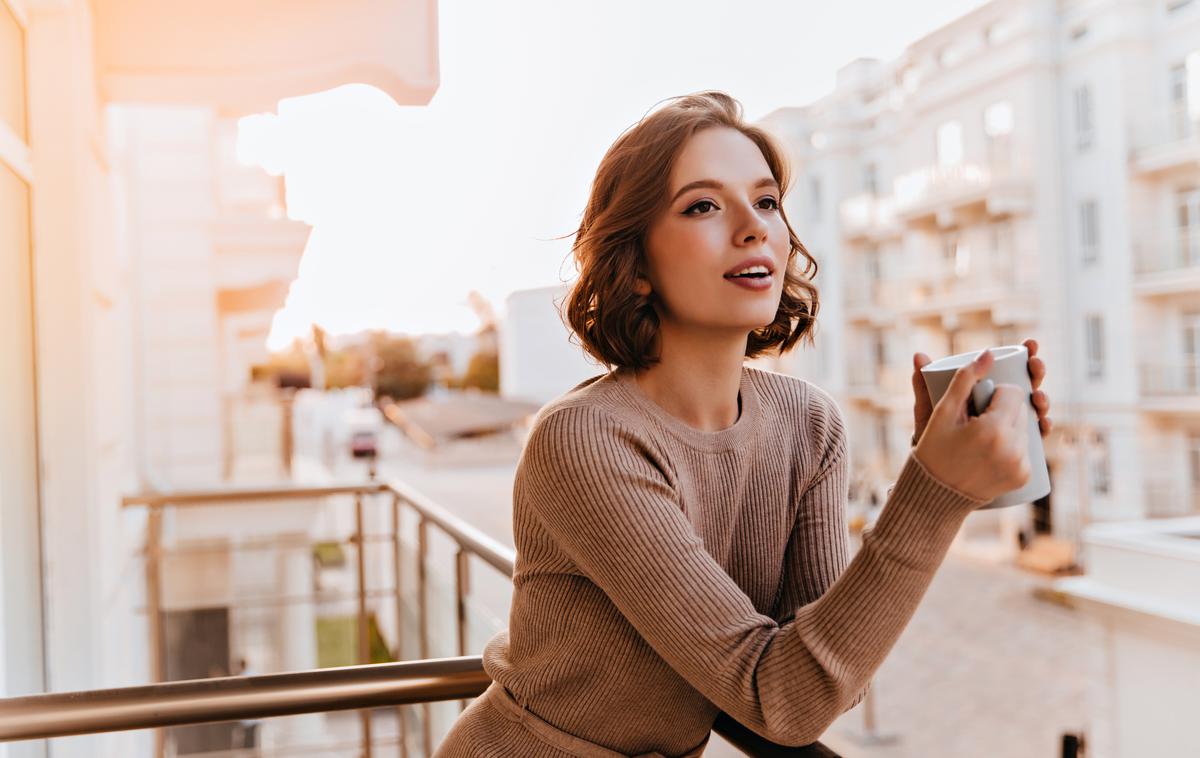 ženska, dekle, balkon, kava | Foto Shutterstock