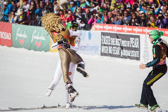 To je bil tudi praznik za Petra Prevca, junaka pretekle zime, ki je v slovenski zibelki smučarskih skokov in poletov prejel težko prigarani veliki kristalni globus za konstantno odličnost v sezoni 2015/2016. Reprezentančni kolega Robert Kranjec se mu je za doseženo v slogu novoletne skakalne turneje poklonil z naglavno masko zlatega orla, maskoto novoletne skakalne turneje. | Foto: Žiga Zupan/ Sportida