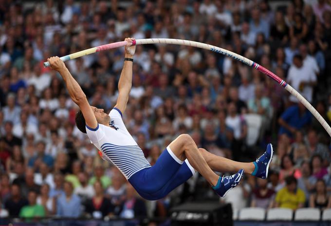 Največji zvezdnik v tehničnih disciplinah je francoski skakalec ob palici Renaud Lavillenie. V Riu bo branil olimpijski naslov iz Londona, paziti pa mora, da se mu ne ponovi podobna napaka kot na letošnjem evropskem prvenstvu v Amsterdamu, kjer ni uspel preskočiti začetne višine in je ostal brez uvrstitve. Čas bi že bil, da ponovno preskoči šest metrov. | Foto: Reuters