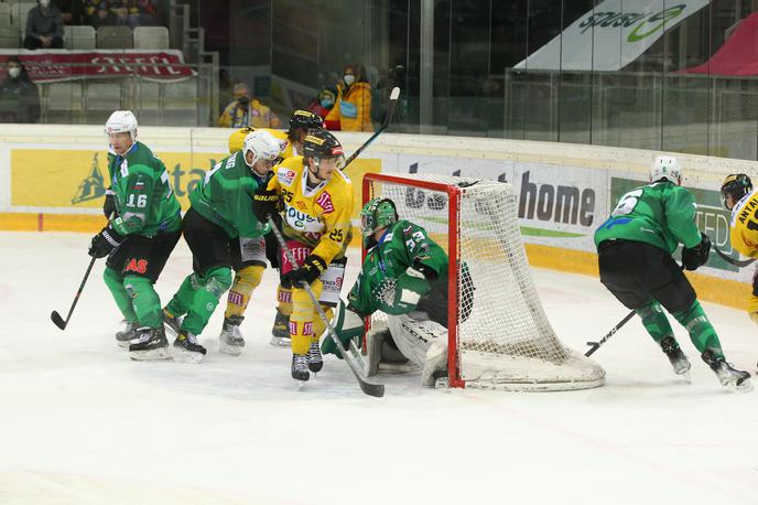 Vienna Capitals HK Olimpija | Hokejisti Olimpije so na zadnji tekmi rednega dela z 0:4 izgubili na Dunaju. Zmaji so zasedli šesto mesto rednega dela in si že zagotovili četrtfinale. Tega bodo začeli čez dober teden. | Foto Leo Vymlatil