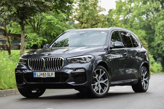 X5 je osupljiv SUV, ki v kombinaciji s priključnim hibridom uspešno združuje športni značaj znamke in ekološko stran, ki jo takšni veliki športni terenci velikokrat zanemarijo. | Foto: Gašper Pirman