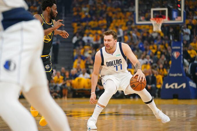 Dallas Mavericks so se z Luko Dončićem v končnici prebili vse do konferenčnega finala, kjer so izpadli z 1:4 proti poznejšemu prvaku Golden State Warriors. Dallas je pred tem izločil Utah in Phoenix. Dončić je na 15 nastopih v končnici v povprečju prispeval 32 točk, deset skokov in šest asistenc na tekmo. | Foto: Reuters