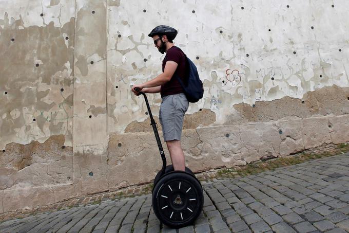 Podjetje Segway je imelo s svojim istoimenskim prevoznim sredstvom, ki je znalo samo loviti ravnotežje, velike načrte. Pričakovali so, da jih bodo v 13 mesecih od predstavitve (december 2001) prodali do sto tisoč. Do leta 2007 so jih prodali 30 tisoč. Segway je bil za povprečnega uporabnika absolutno predrag, začetna cena je bila namreč 5.000 ameriških dolarjev (ob upoštevanju inflacije je to danes 6.780 dolarjev oziroma 6.300 evrov). Za nameček je s Segwayja leta 2004 padel ameriški predsednik George Bush mlajši in poskrbel za nekaj negativne publicitete. | Foto: Reuters