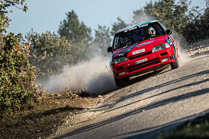 Tako atraktivno vozita Nejc Mrak in Darko Vončina (suzuki swift), ki sta letos zmagala na dveh relijih in pred odločilnim relijem v skupnem seštevku zaostajata še za osem točk. | Foto: WRC Croatia