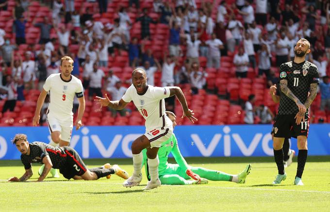 Raheem Sterling je bil hitrejši od Šimeta Vrsaljka in premagal Dominika Livakovića. | Foto: Reuters