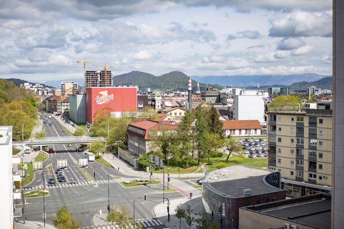 Schellenburg stoji dobesedno ob Parku Tivoli in Argentinskem parku. Iz stanovanj se ponuja čudovit razgled na Kamniško-Savinjske Alpe, Ljubljanski grad, Nebotičnik, Golovec in celotno mestno jedro. | Foto: Bojan Puhek