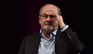 Salman Rushdie prvič spregovoril o napadu: Lahko vstanem in hodim naokoli