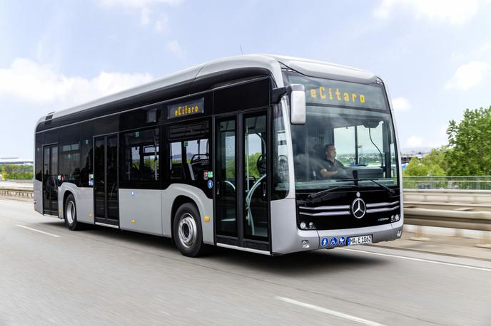 Mercedes-Benz e-citaro | Modul gorivnih celic je vgrajen na streho avtobusa. Zaradi nizke višine je tam prostor tudi za rezervoarje in baterijo. | Foto Daimler