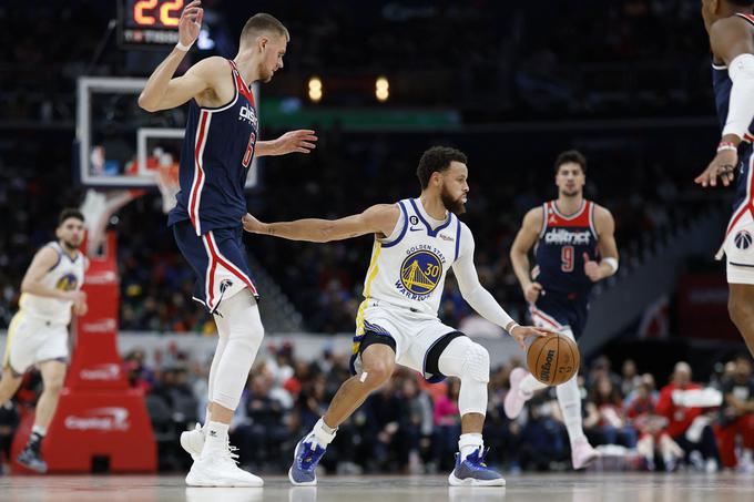 Stephen Curry je dosegel 41 točk, Kristaps Porzingis pa 32. | Foto: Reuters