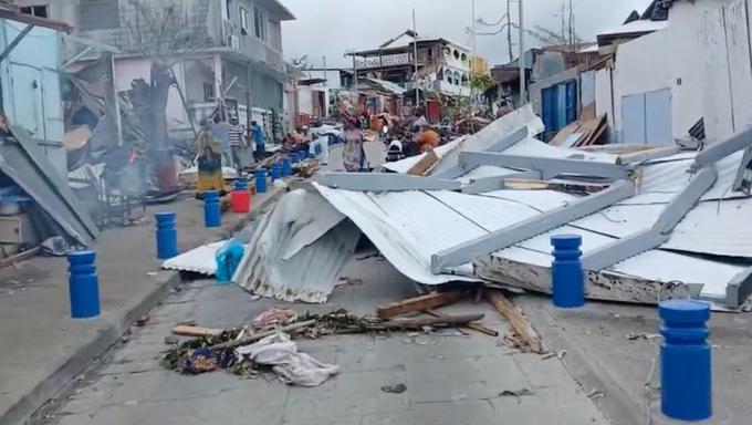 Nekateri francoski reševalci in humanitarni delavci so že na otočju, vendar še niso dosegli vseh tamkajšnjih prebivalcev, saj so številne ceste blokirane, nekatera območja pa so povsem odrezana od sveta. | Foto: Reuters