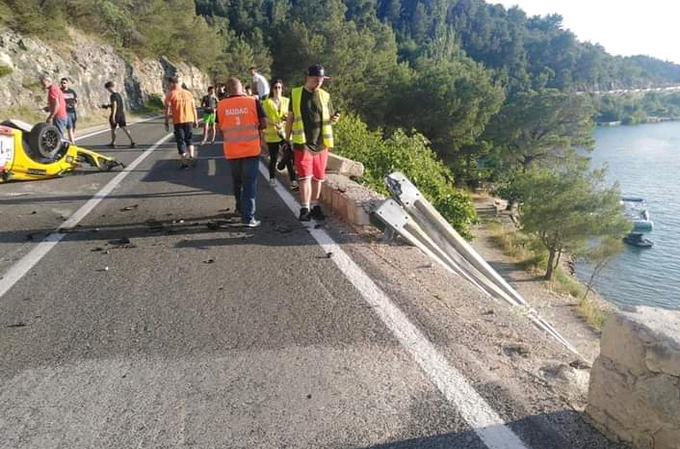 Dirkalnik Domna Sveta (renault clio rally5) je odbil ograjo, a ostal na cesti.  | Foto: osebni arhiv/Lana Kokl