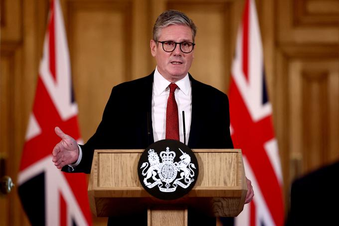 Britanski premier Keir Starmer je po današnjem kriznem sestanku obljubil odločen odgovor za končanje skrajnega desničarskega nasilja.  | Foto: Reuters