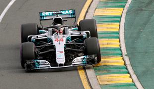 Hamilton z rekordom kroga v Melbournu pred Ferrarijema, Bottas v ogradi #video